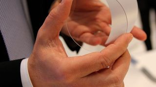 Keramik mal anders: Die Scheibe aus durchsichtiger Keramik kann Glas ersetzen, Keramikfolien sind beispielsweise in Sensoren enthalten. (Bild: Itasse)