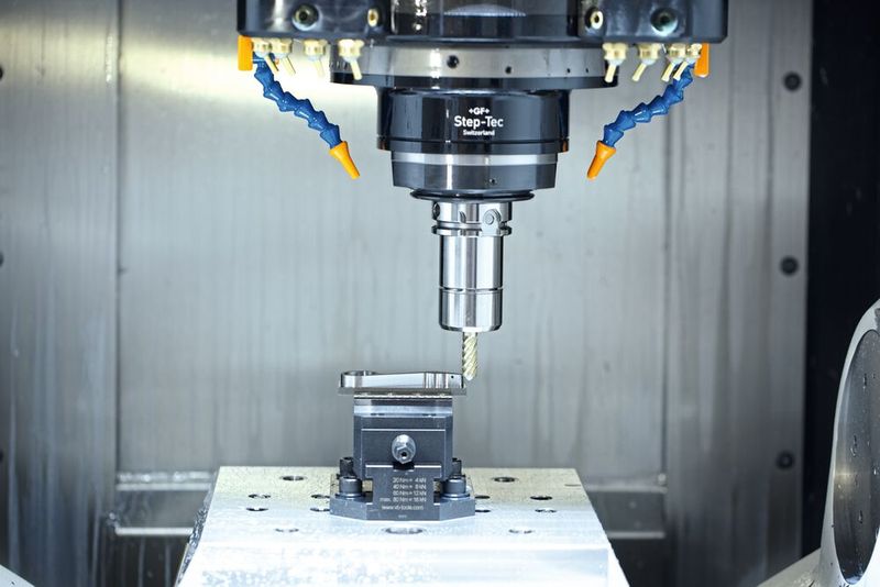 La première étape a commencé par l'ébauche du contour dans la masse. On voit bien sur l'image la position couchée du corps de la cisaille, ce qui réduit les vibrations dans le processus. Moyens de serrage REGO-FIX MicRun®. (Source : Matthias Böhm)