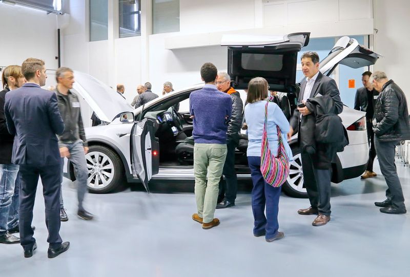 Eine grosse Attraktion für die Besucher der International Sulution Days 2017 von GF Machining Solution war der Tesla Modell X. (Anne Richter, SMM)