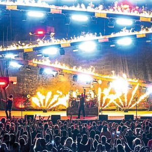 The linear burner system Fire Snake can create a 3.35 m wide fire wall with flames individually adjustable in shape and height; a truss structure with winches allows the angle adjustment of the units for dynamic stage designs.(Image: Steve Jennings)