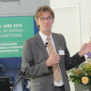 „Die Robotik befindet sich an einem Wendepunkt und entwickelt sich über die klassische Industrierobotik hin zum modernen Assistenzroboter”, urteilt Dr. Norbert Elkmann, Geschäftsffeldleiter Robotersysteme beim Fraunhofer-Institut für Fabrikbetrieb und -automatisierung IFF.