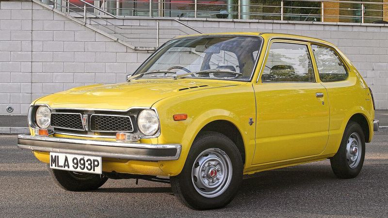Der kompakte Honda Civic feierte 1972 seine Weltpremiere. Der kleine Kompakte besaß einen quer eingebauten 1,2-l-4-Zyindermotor mit 40 kW (54 PS) mit einem Motorblock aus Aluminium. Er trieb die Vorderräder an. Modern war auch das Fahrwerk mit einzeln an MacPherson-Federbeinen aufgehängten Rädern.  (Bild: Honda)