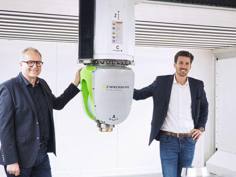 Maximilian Lörzel (li.) und Frieder Gänzle: „Der Fokus bei der Entwicklung des VH10 lag neben einer hohen Leistungsdichte vor allem auf seiner schlanken Linie.“ (Bild: F. Zimmermann GmbH)