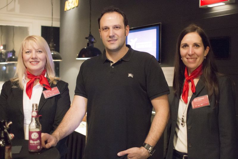 Eingerahmt von den Artec-„Flugbegleiterinnen“ Lidiya Dichmann und Christiane Totok: Distributionspartner Andreas Schreiber von Api (Artec IT Solutions)