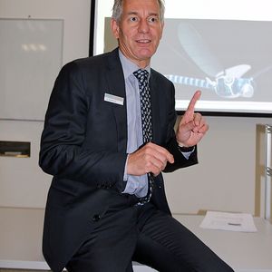 Fingerzeig auf den BionicOpter. Solche Entwicklungen passen zur Strategie von Festo-Vorstand Dr. Eberhard Veit: Künftige Produktionssysteme müssen vernetzt und intelligent sein, so wie die künstliche Libelle von Festo.