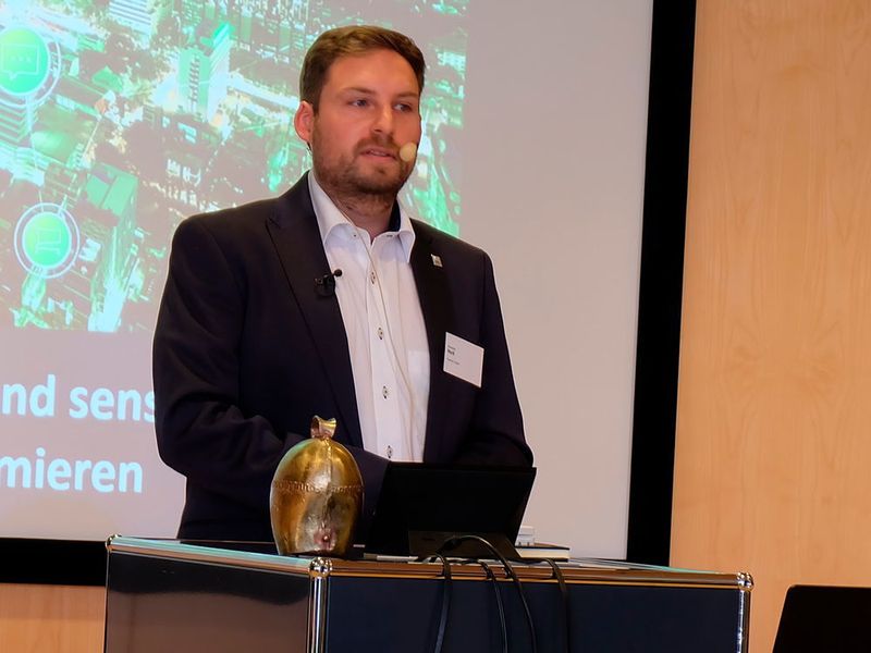 Sebastian Weiß, Favendo, erläuterte, wie Location-based Services und sensorbasiertes Asset Tracking Synergien maximieren. (Schreier)