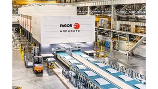 Hochgeschwindigkeits-Pressenstraße bei einem europäischen OEM. (Fagor Arrasate)