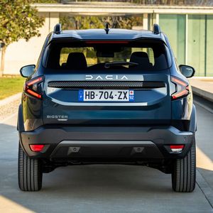 Selbst das Topmodell Dacia Hybrid 155 bleibt mit seinen 28.590 Euro deutlich unter der 30.000-Euro-Grenze.(Bild:  Dacia/Adrien Cortesi)