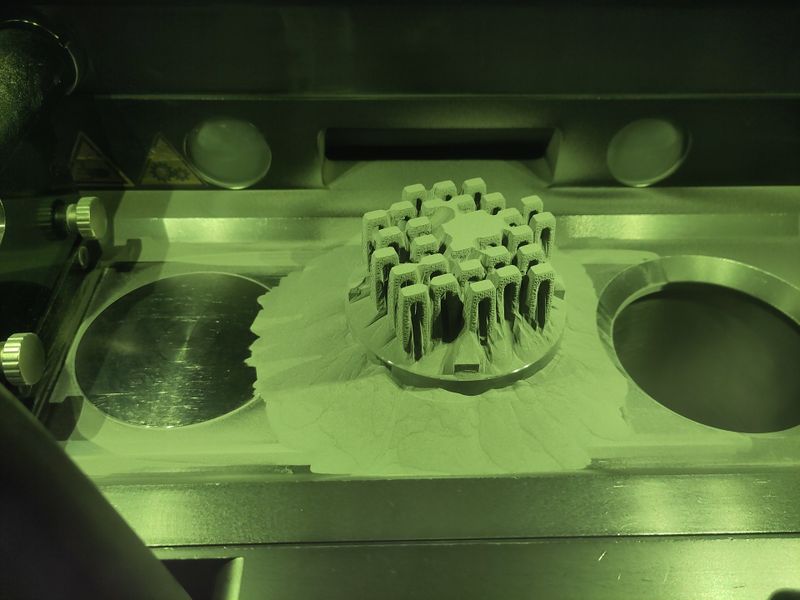 Fast wie von Laserhand: In mystischer Atmosphäre nehmen die Bauteile im Inneren der Anlage Gestalt an. (Bild: M4M Additive Manufacturing)