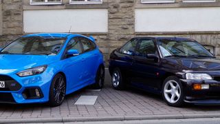 Klassiker trifft einen, der es werden will: Ford Escort RS Cosworth (r.) und Focus RS. (Patrick Broich/SP-X)