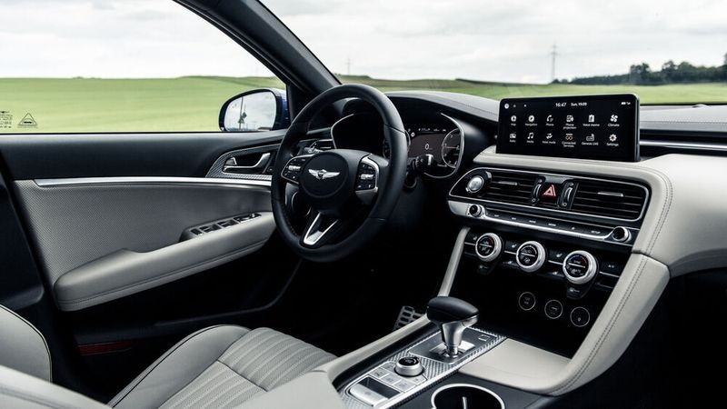 Innen gibt es viel Leder... (Genesis)