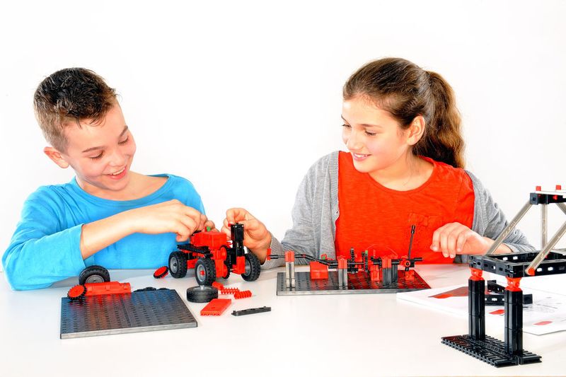 Der Baukasten besteht aus 500 Bauteilen, aus denen insgesamt 30 verschiedene Modelle gebaut werden können. Der Baukasten eignet sich für Kinder ab neun Jahren. (Jan Walter Fotodesign Boveda)