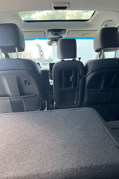 ... kann der Sitz hinter dem Fahrer einzeln umgeklappt werden. (Bild: Simon – VCG)