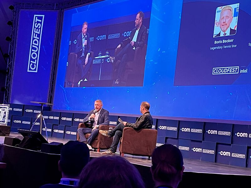 Boris Becker (li.), erfolgreicher deutscher Tennisspieler, gab dem CloudFest für einen Fireside Chat die Ehre und stand Sportjournalist Fraser Masefield Rede und Antwort. (Bild: VIT / ewg)