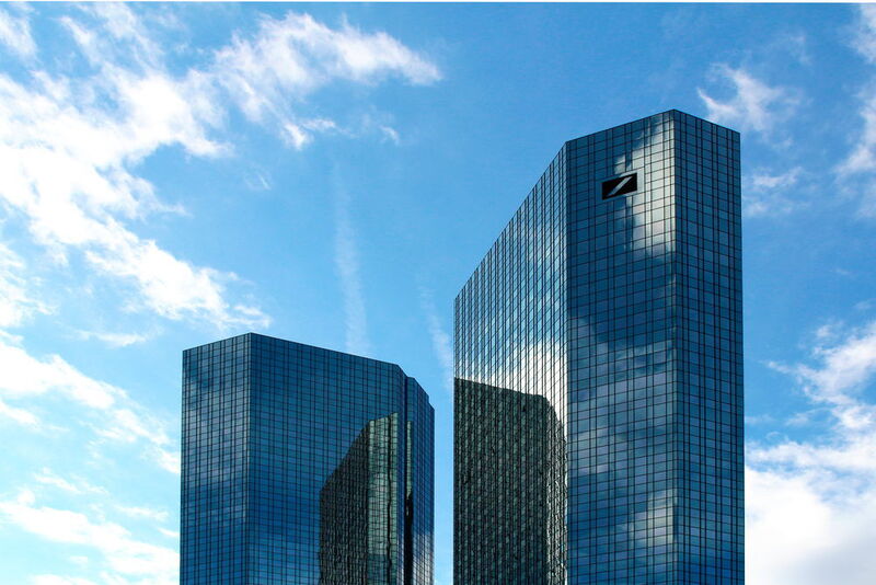 Platz 20: Deutsche Bank mit einem Gehaltsgefälle von 40 (Das Bild zeigt die Firmenzentrale in Frankfurt) (Von Nordenfan - Eigenes Werk, CC BY-SA 4.0, https://commons.wikimedia.org/w/index.php?curid=44011711)