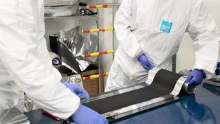 Experten von Nanoramic entrollen eine auf Nanocarbon basierende Neocarbonix-Batterieelektrode. Ihre Herstellung ist sehr günstig und kommt ohne Lösungsmittel aus, heißt es. (Nanoramics / Fastcap Systems Corp.)