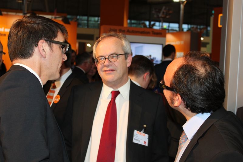 Am Dienstagabend wurde bei der Vogel Business Media am Messe-Stand in Halle 9 traditionell auf eine erfolgreiche Hannover Messe 2014 angestoßen. Gute Gespräche und Live-Musik von der Band „Famos“ sorgten bei den zahlreichen Standpartygästen für eine ausgelassene Stimmung. (Siegl/Vogel Business Media)