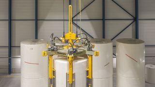 Der individuell konzipierte mechanische Greifer des Konecranes-Kransystems kann verpackte und unverpackte Tissuerollen sanft aufnehmen und transportieren, um Verformungen zu vermeiden. (Bild: Konecranes)