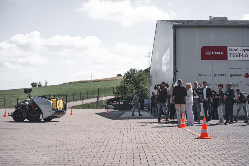 Die Antriebseinheit kann unterschiedliche Module andocken. Im Bild ist nur die Antriebseinheit zu sehen. (Bild: EDAG)