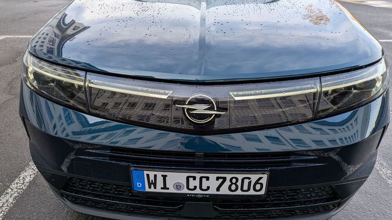 Beim neuen Grandland sind das Markenlogo vorn und der Opel-Schriftzug an der Heckklappe beleuchtet – besonders brillant kommt das bei Tageslicht aber nicht raus.(Bild:  Rosenow – VCG)