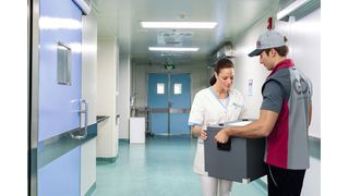 Der Express- und Kurierdienstleister trans- portiert Tag und Nacht sensible Lieferungen,  von diagnostischen Proben über biologische  Produkte bis zu temperatursensiblen Sendungen. (Bild: Go)