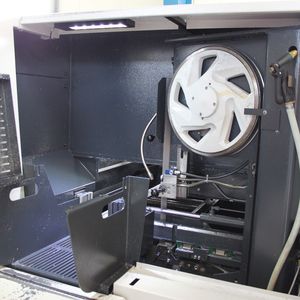 Bild 1: Der Hochleistungs-Geradschnitt-Bandsägeautomaten Kasto Verto A2 sorgt mit den Klapptüren für eine gute Zugänglichkeit des Arbeitsraums beziehungsweise der Sägeeinheit.