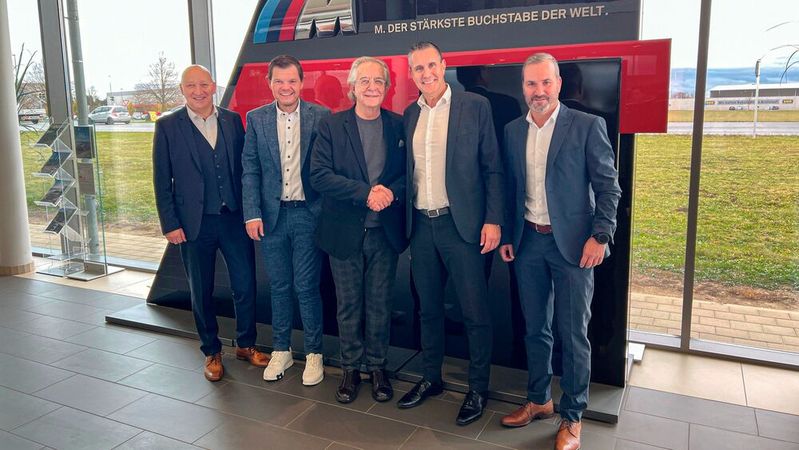 Die Übernahme ist besiegelt: (v.l.) Unterberger-Geschäftsführer Josef Gruber, Fritz Unterberger junior, Sebastian Vogl, Gerald Unterberger und Vogl-Geschäftsführer Jürgen Pöllner.(Bild:  Pertl/schloss)