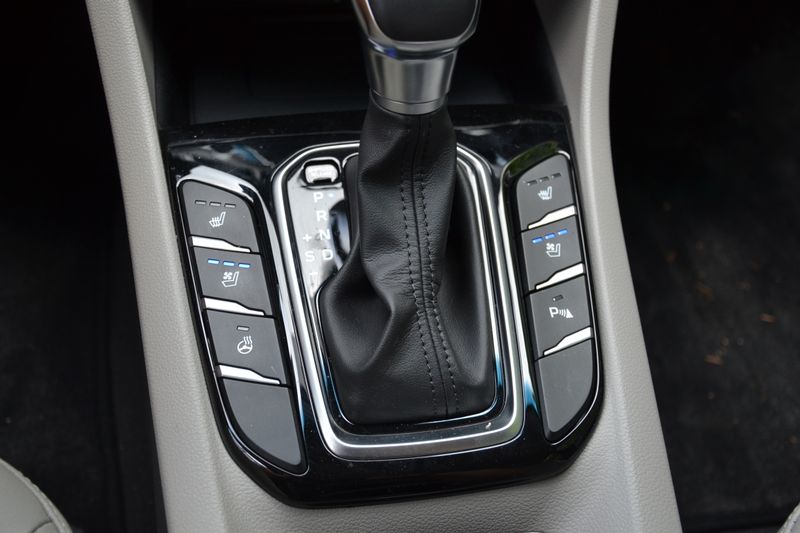 Variieren können Fahrer und Beifahrer auch zwischen Wärme und Kälte. Beide Sitze lassen sich nicht nur heizen, sondern an heißen Sommertagen auch kühlen.  (Michel/»kfz-betrieb«)