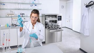 La nuova lavastoviglie da laboratorio PLW 8636 della serie Expert-Line di Miele offre innovazioni tecniche che finora erano riservate ad apparecchi di dimensioni nettamente maggiori. (Immagine:Miele)