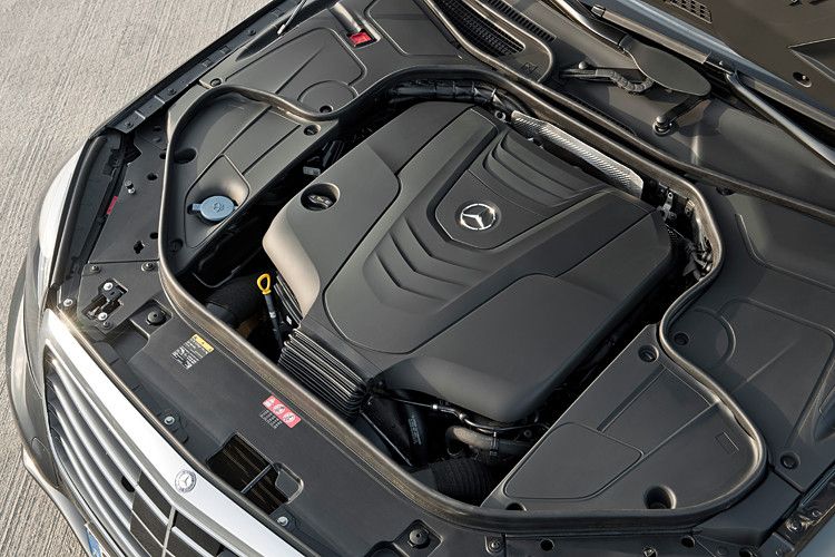 Damit der gebotene Luxus entsprechend in Fahrt kommt, stehen im ersten Jahr der neuen S-Klasse zwei Hybride und ein Benziner sowie ein Diesel zur Wahl. Alle Motoren erreichen die Grenzwerte der Euro-6-Abgasnorm. Die Leistung reicht bei Verkaufsstart von 150 kW/204 PS im S 300 BlueTEC Hybrid über 190 kW/258 PS im S 350 BlueTEC, 225 kW/306 PS im S 400 Hybrid bis zu 335 kW/455 PS im S 500 – Letzterer bezieht seine Kraft aus einem 4,7-Liter-V8-Ottomotor. (Foto: Daimler)