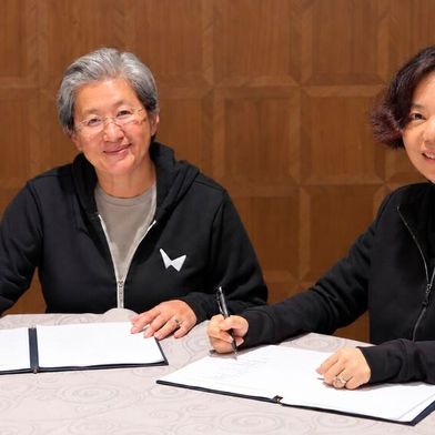 AMD-CEO Lisa Hsu (links) und World-Labs-Gründerin Dr. Fei-Fei Li (rechts) bei der Unterzeichnung der Absichtserklärung. AMD plant, das auf KI-„Weltmodelle“ spezialisierte Startup World Labs für 8,2 Mrd. US-Dollar zu übernehmen. (Bild: World Labs)