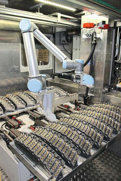 Die 720 Wendeschneidplatten pro Fräsrad mussten bisher fast täglich per Hand gedreht, oder ersetzt werden. Automatisiert wurde das Lösen und Festschrauben der Wendeschneidplatten, mit Hilfe eines Roboters. (NSI CAD/CAM)