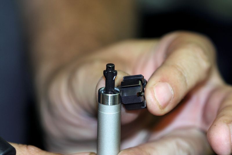 Eine grosse Auswahl hatte Betriebsleiter D. Jann für die 7xD-Bohrung nicht. Trotzdem überzeugt das Wechselkopfsystem (Bayo-T-Ream) nicht nur technologisch, sondern auch wirtschaftlich. Rechtes  Bild: Daniel D. Jann (li.) gemeinsam mit Anton Zürcher (Verkaufsberater Iscar Zentralschweiz). (Bild: M. Böhm)