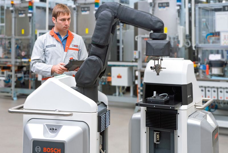 Bild 1: Flexible Automatisierungslösung: der Produktionsassistent (li.) und das optische Prüfsystem „Apas inspector”. (Bild: Bosch)