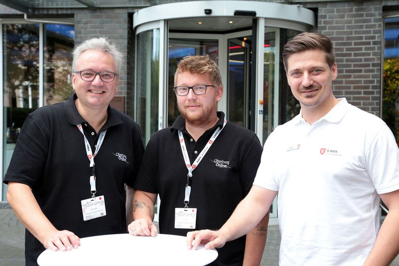 Dirk Zurawski und Sascha Noß, beide Oberg Online Informationssystem, mit Felix Gehlen, G Data CyberDefense. (Bild: G Data CyberDefense)