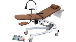 Gynäkologischer Behandlungsstuhl: Behandelnde Ärzte können die Position der Patientin mittels eines ergonomisch geformten Mehrfach-Fußschalters den sachlichen Notwendigkeiten anpassen. (Bild: Variohm)
