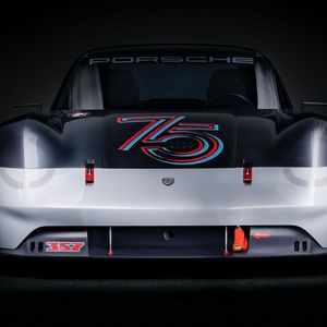 Bei Rundscheinwerfern und kleinen Rückleuchten ist nur angedeutet, wie ein Serienauto aussehen könnte.(Bild:  Porsche)