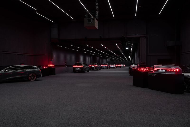 Im 120 Meter langen, unterirdischen und befahrbaren Lichttunnel seines Lichtassistenzzentrums lässt sich die Historie zur digitalen OLED-Technologie beim Autobauer gut nachverfolgen. (Bild: Audi)