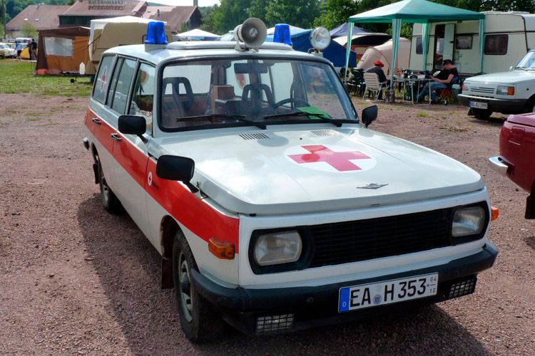 Wartburg-Modelle sieht man heutzutage vor allem auf Oldtimer-Treffen, etwa dieses Ambulanz-Modell. Doch der Wartburg-Bestand in Deutschland wächst 35 Jahre nach Produktionsende.(Foto:  gemeinfrei)