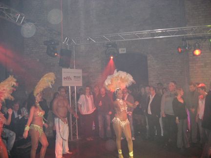 Die Brasilianerinnen betören die Party-Gäste. (Archiv: Vogel Business Media)