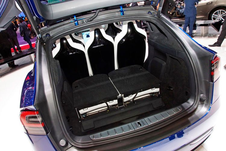 Sind die beiden hinteren Sitze umgeklappt, beträgt das Kofferraumvolumen (inklusive des Fachs unter der Motorhaube) beachtliche 2.180 Liter. (Foto: sp-x)