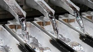 Aluminiumschmelze rinnt in Deutschland immer spärlicher in den Hütten, denn die Produktionszahlen gehen weiter zurück, wie Aluminium Deutschland (AD) berichten muss. Der Hauptgrund sind die hohen Energiekosten. Hier ein aktuelles Bild der Lage ... (Bild: T. Dreimins)