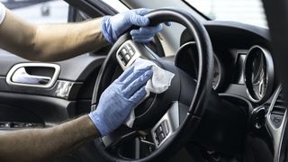 Eine Fahrzeugdesinfektion ist in der Werkstatt Pflicht. Doch wer trägt die Kosten dafür? (Bild: © Joshua - stock.adobe.com)