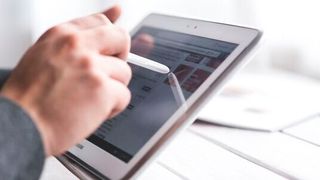 Die Bedienung per Touch erleichtert nicht nur den Alltag. Auch bei der Maschinensteuerung bietet sie Vorteile. In unserer Umfrage wollen wir weitere Details von Ihnen wissen. (Bild: gemeinfrei)