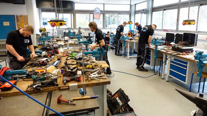 War auch in diesem Jahr Austragungsort der German Craft Skills: Die Max-Eyth-Schule im hessischen Alsfeld, in der die Landesfachklasse der Karosserie- und Fahrzeugbauer in der Fachrichtung Karosserie- und Fahrzeugbautechnik beheimatet ist. (Bild: Dominsky – VCG)
