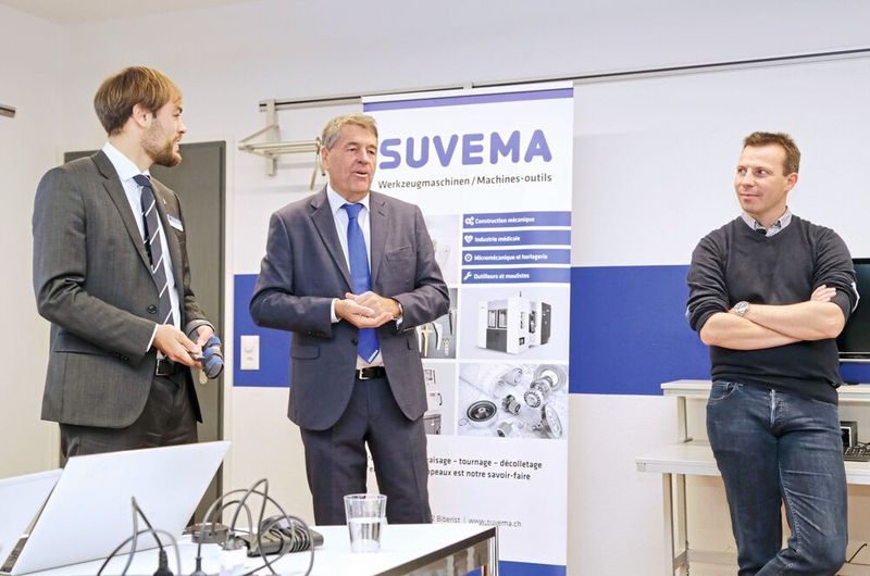 Les partenaires commerciaux de Suvema ont présenté leurs solutions pour une fabrication efficace et économique lors de conférences spécialisées. Au centre, Roland Gutknecht, directeur de Suvema, saluant l'auditoire. (Anne Richter)
