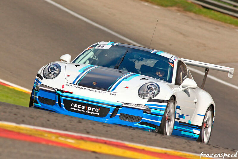 Der 911 GT3 Cup ist im Handling die Vorstufe zum noch stärkeren 911 GT3 R für die FIA GT3-Rennserien. „Für den Profi bietet der Cup-911er die ultimative Performance. Das Auto ist beinahe so schnell wie ein Fahrzeug aus der GT3-Klasse und das trotz der relativen Nähe zur Serie. Es bleiben keine Wünsche offen“ charakterisiert Markus Gedlich. (Jochen Van Cauwenberge)