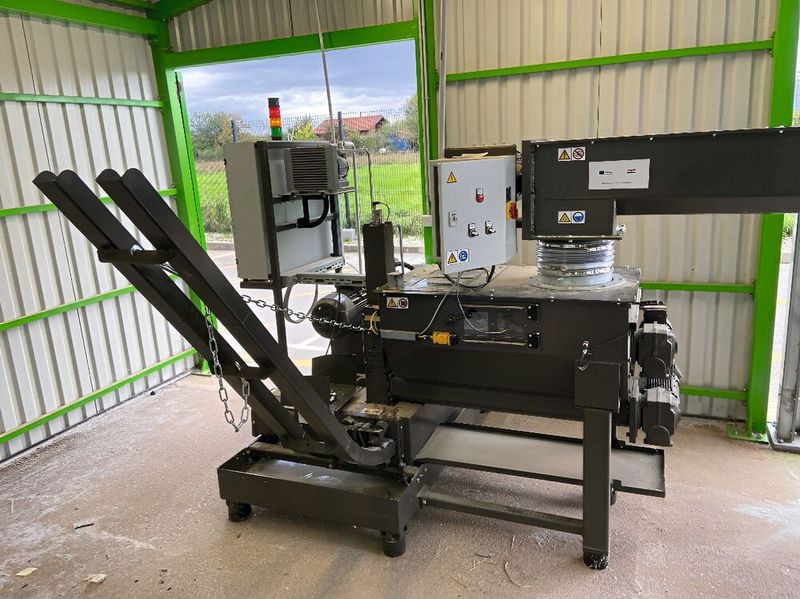 Die Brikettieranlage RUF 5,5/2400/60x60 beweist bei Adoro in Kroatien maximale Flexibilität. Dort bleiben bei der Herstellung von Fenstern und Türen zwei gänzlich verschiedene Reststoffe übrig – Profilabschnitte aus Aluminium (Schüttdichte von 0,469 kg/l) und federleichtes XPS-Dämmmaterial (Schüttdichte 0,032 kg/l). Die RUF-Anlage presst beides vollautomatisch im Wechsel. (Bild: RUF Maschinenbau GmbH & Co. KG)