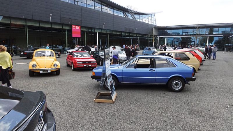 Eine von zwei Freiluft-Verkaufsflächen. Hier bot unter anderem der Eigner einer VW-Sammlung seine Schätze an. (Bild: Dominsky/»kfz-betrieb« )