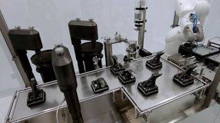 Robotergestützte Füll- und Verschließmaschinei mit planarer Motortechnik. (Bild: Steriline)